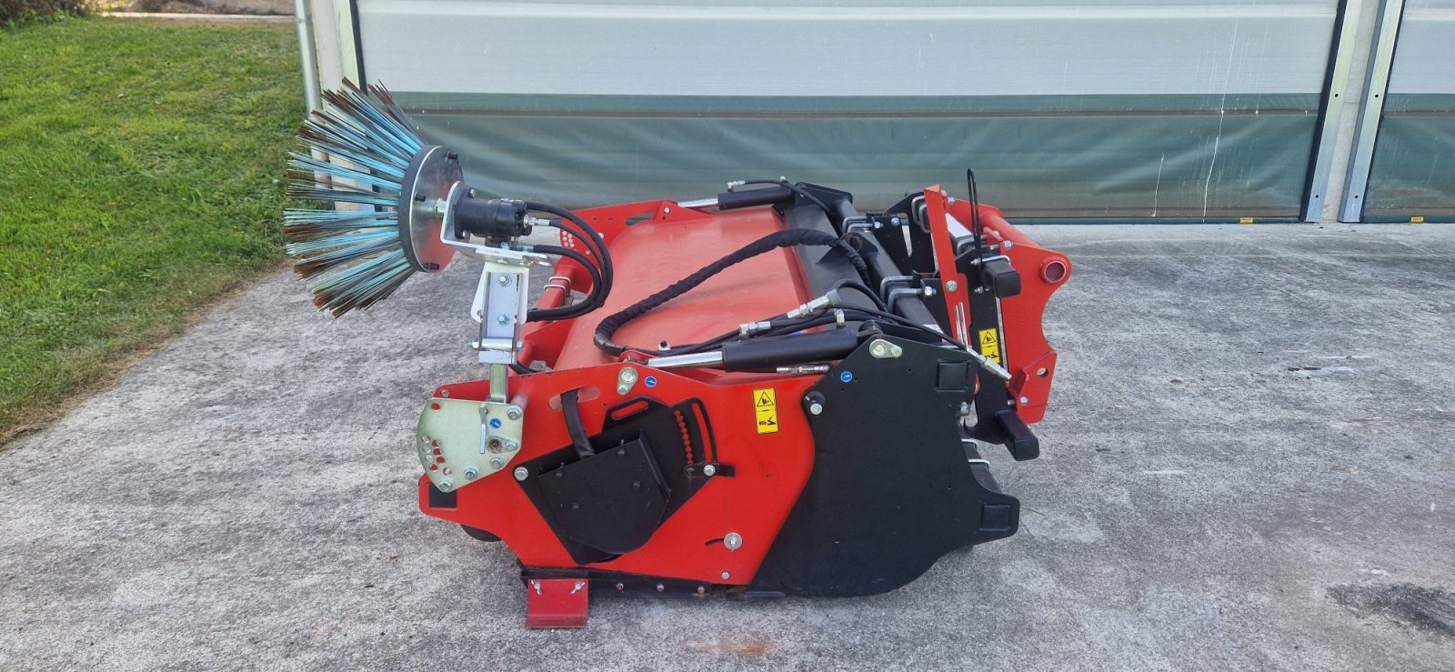 Anbaukehrmaschine tip Emily Kehrmaschine Emily Seitenbesen neuwertig 2,2m Breit BJ.11/2021 Manitou Aufnahme, Gebrauchtmaschine in Palling (Poză 1)