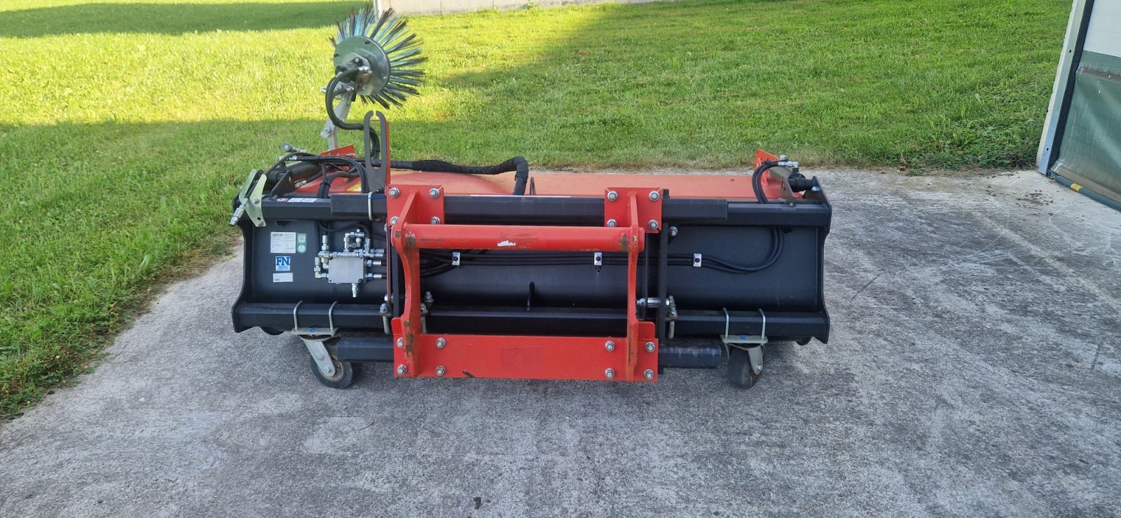 Anbaukehrmaschine tip Emily Kehrmaschine Emily Seitenbesen neuwertig 2,2m Breit BJ.11/2021 Manitou Aufnahme, Gebrauchtmaschine in Palling (Poză 2)