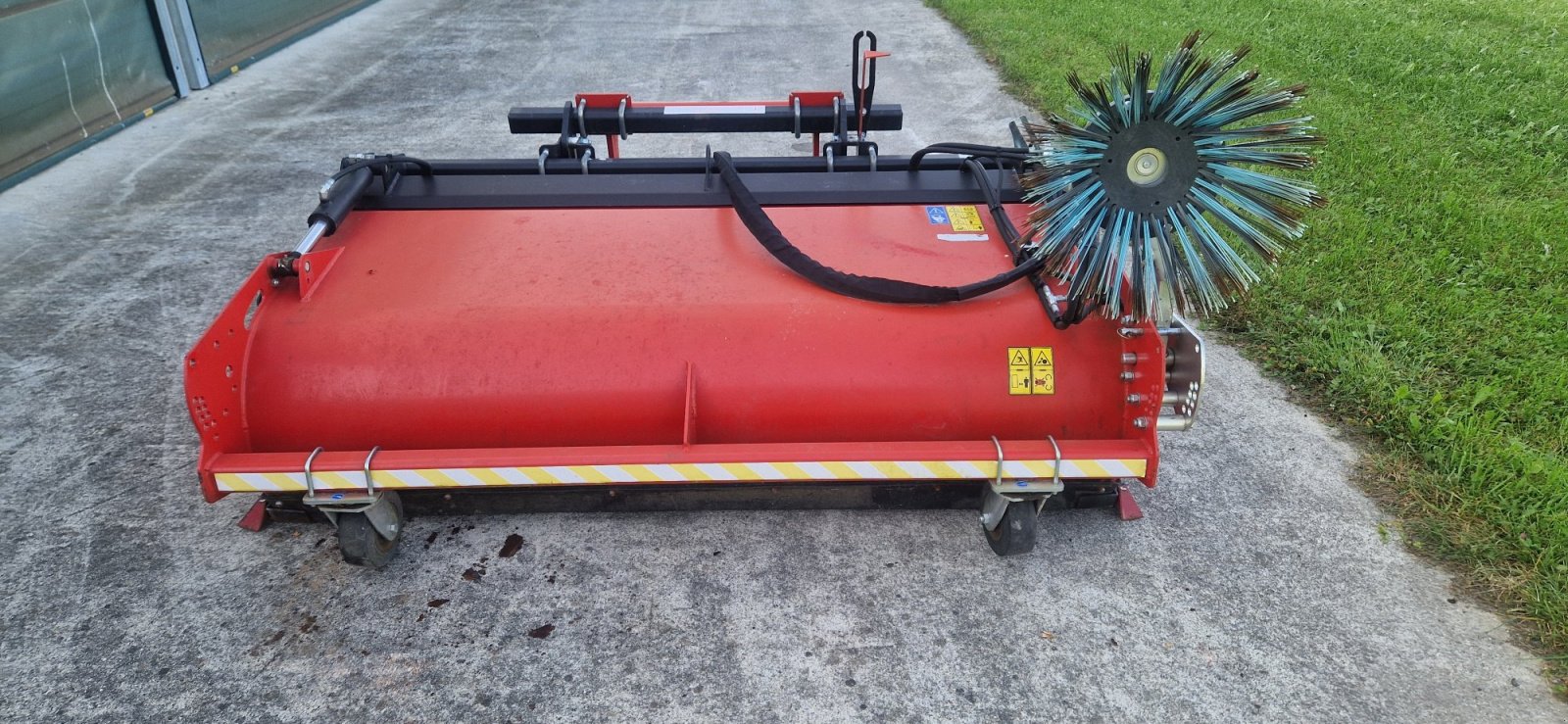 Anbaukehrmaschine tip Emily Kehrmaschine Emily Seitenbesen neuwertig 2,2m Breit BJ.11/2021 Manitou Aufnahme, Gebrauchtmaschine in Palling (Poză 4)