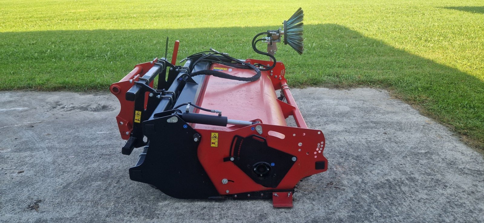 Anbaukehrmaschine tip Emily Kehrmaschine Emily Seitenbesen neuwertig 2,2m Breit BJ.11/2021 Manitou Aufnahme, Gebrauchtmaschine in Palling (Poză 5)