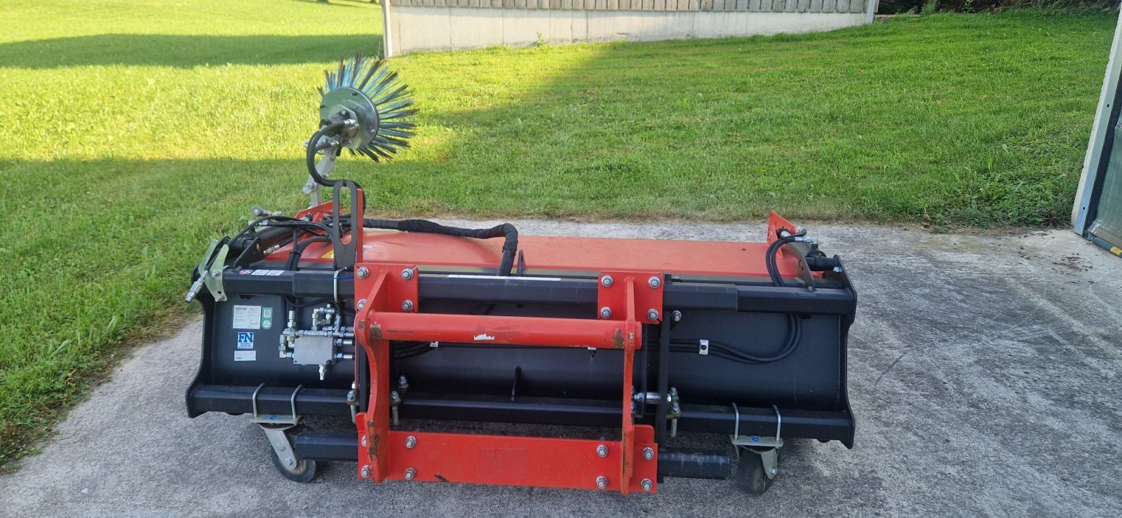 Anbaukehrmaschine tip Emily Kehrmaschine Emily Seitenbesen neuwertig 2,2m Breit BJ.11/2021 Manitou Aufnahme, Gebrauchtmaschine in Palling (Poză 6)