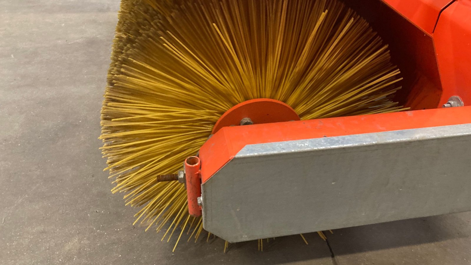 Anbaukehrmaschine от тип Husqvarna Fejemaskine med sving 5904500-01, Gebrauchtmaschine в Roskilde (Снимка 5)