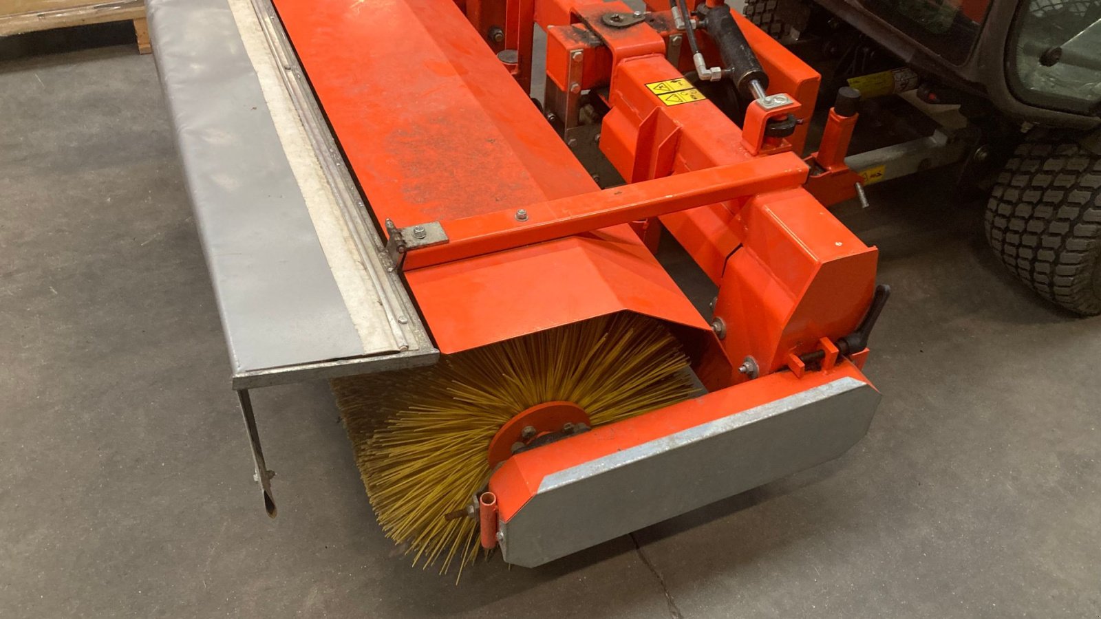 Anbaukehrmaschine от тип Husqvarna Fejemaskine med sving 5904500-01, Gebrauchtmaschine в Roskilde (Снимка 1)