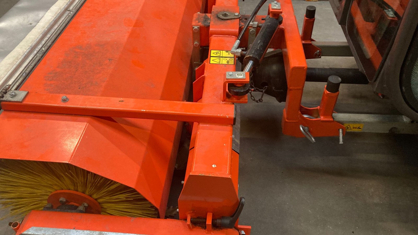 Anbaukehrmaschine от тип Husqvarna Fejemaskine med sving 5904500-01, Gebrauchtmaschine в Roskilde (Снимка 2)