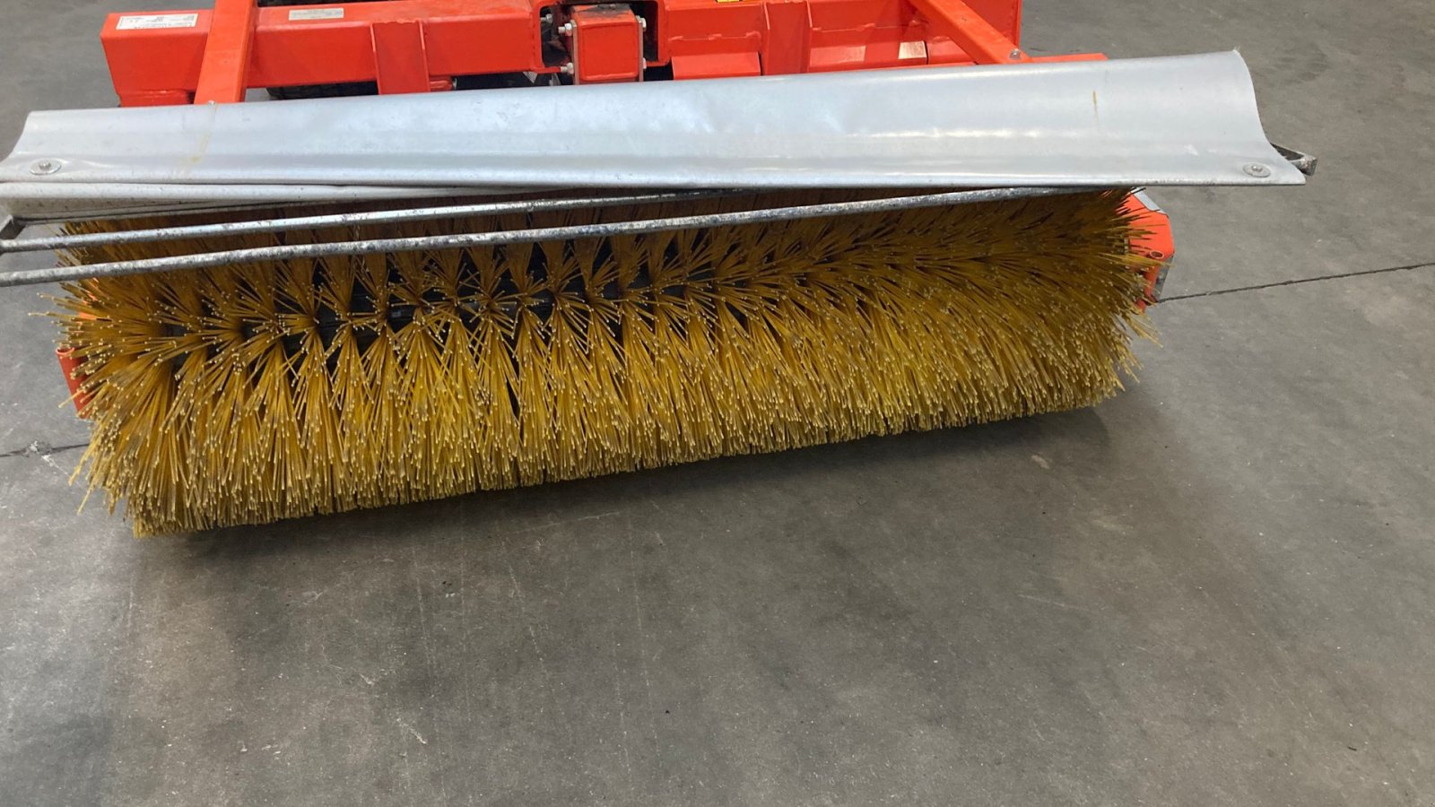 Anbaukehrmaschine от тип Husqvarna Fejemaskine med sving 5904500-01, Gebrauchtmaschine в Roskilde (Снимка 3)