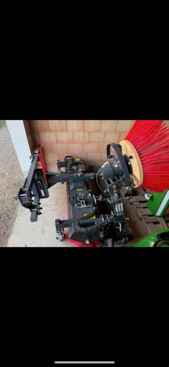 Anbaukehrmaschine of the type Saphir GKM 181 Kehrmaschine, Neumaschine in Schwabmünchen (Picture 2)