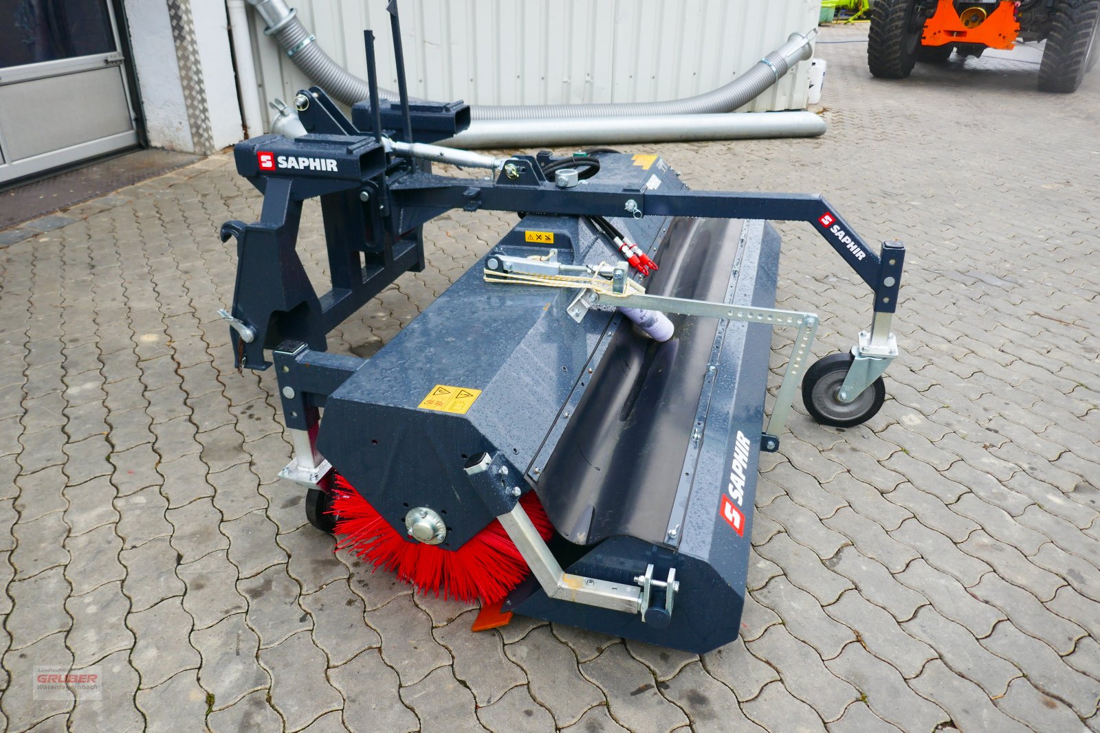 Anbaukehrmaschine des Typs Saphir GKM 231 inkl. Kombiaufnahme (EURO, Dreipunkt & Staplergabel), Neumaschine in Dorfen (Bild 2)