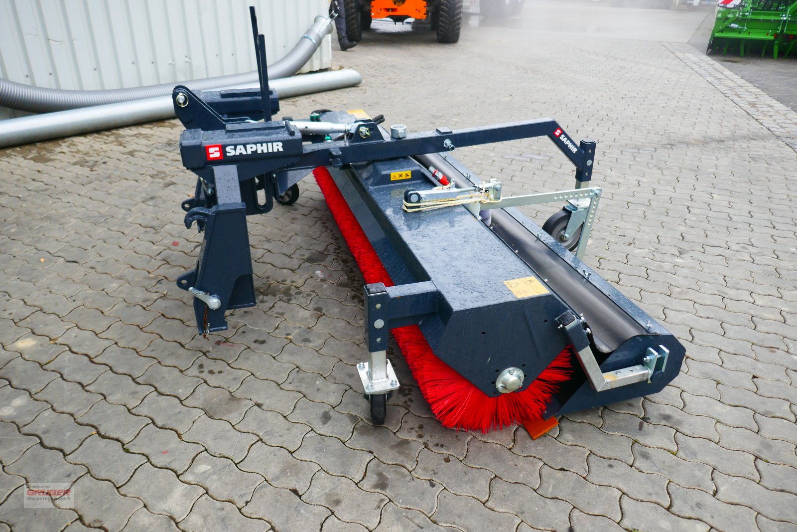 Anbaukehrmaschine des Typs Saphir GKM 231 inkl. Kombiaufnahme (EURO, Dreipunkt & Staplergabel), Neumaschine in Dorfen (Bild 3)