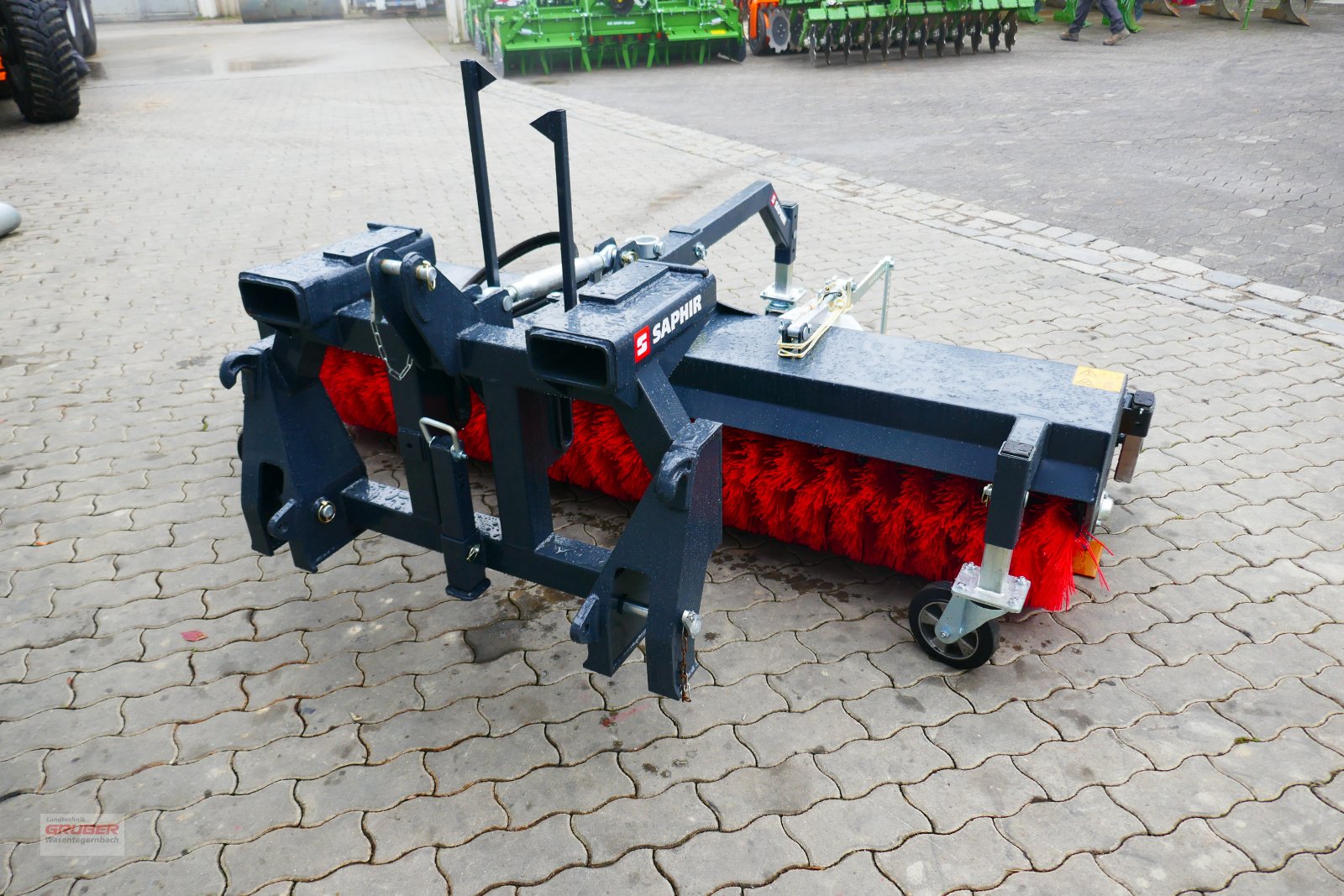 Anbaukehrmaschine des Typs Saphir GKM 231 inkl. Kombiaufnahme (EURO, Dreipunkt & Staplergabel), Neumaschine in Dorfen (Bild 4)