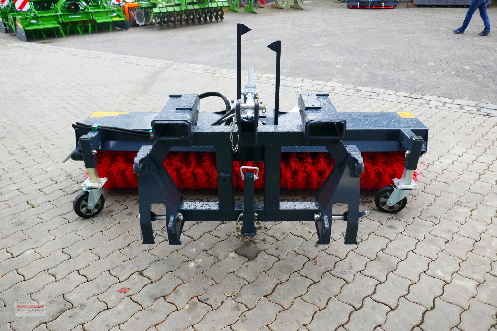 Anbaukehrmaschine des Typs Saphir GKM 231 inkl. Kombiaufnahme (EURO, Dreipunkt & Staplergabel), Neumaschine in Dorfen (Bild 5)