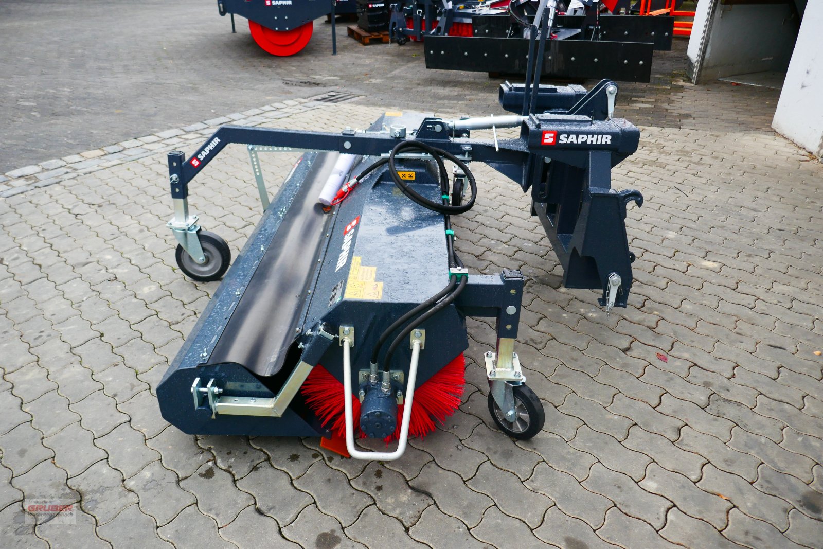 Anbaukehrmaschine des Typs Saphir GKM 231 inkl. Kombiaufnahme (EURO, Dreipunkt & Staplergabel), Neumaschine in Dorfen (Bild 8)