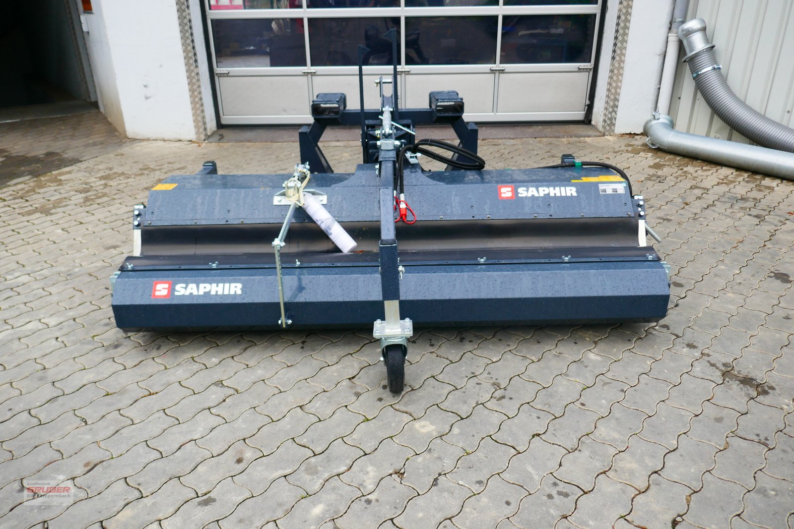 Anbaukehrmaschine des Typs Saphir GKM 231 inkl. Kombiaufnahme (EURO, Dreipunkt & Staplergabel), Neumaschine in Dorfen (Bild 10)