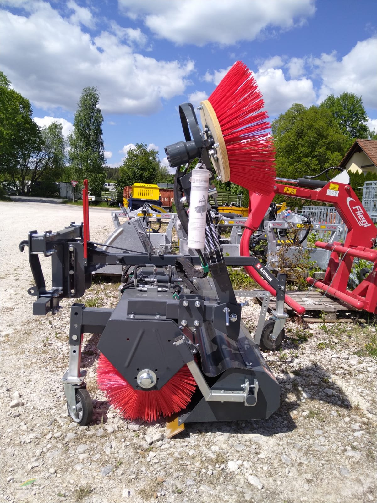 Anbaukehrmaschine of the type Saphir GKM 231, Neumaschine in Pegnitz-Bronn (Picture 4)