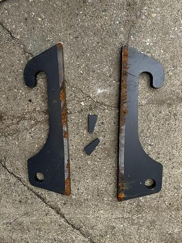 Anbauplatten des Typs Big Dutchman Anschweißhaken passend zu CAT TH407, Neumaschine in Göpfritz an der Wild (Bild 1)