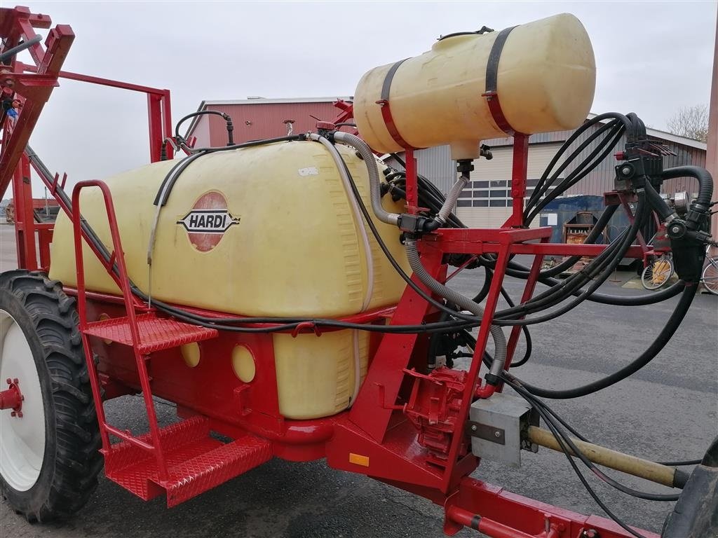 Anhängespritze of the type Hardi 2400L 18m. Kemifylder 2500 l tank + 100 l rent vand, Gebrauchtmaschine in Årre (Picture 1)