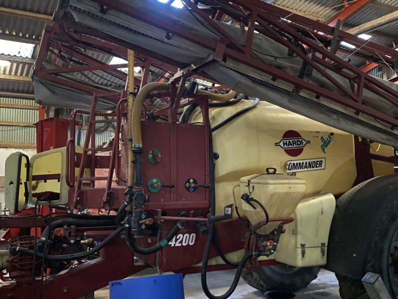 Anhängespritze typu Hardi Commander 4200 med luft. Sprøjten er synes i 2025., Gebrauchtmaschine w øster ulslev