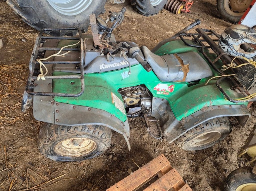 ATV & Quad Türe ait Kawasaki KLF 400, Gebrauchtmaschine içinde COGNAC LA FORET (resim 2)