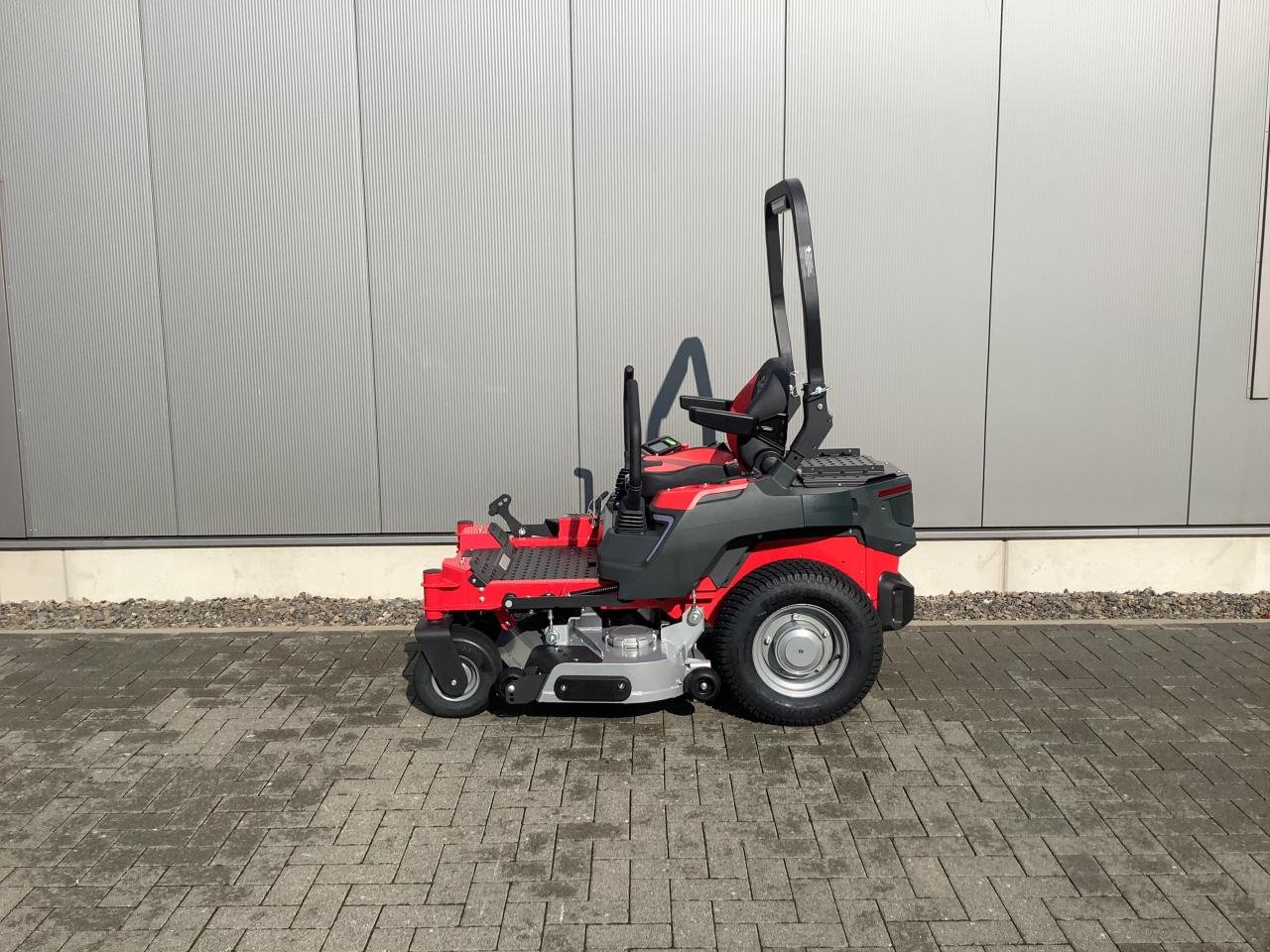 Aufsitzmäher of the type Cramer ZTC132R Elektro, Neumaschine in Greven (Picture 3)