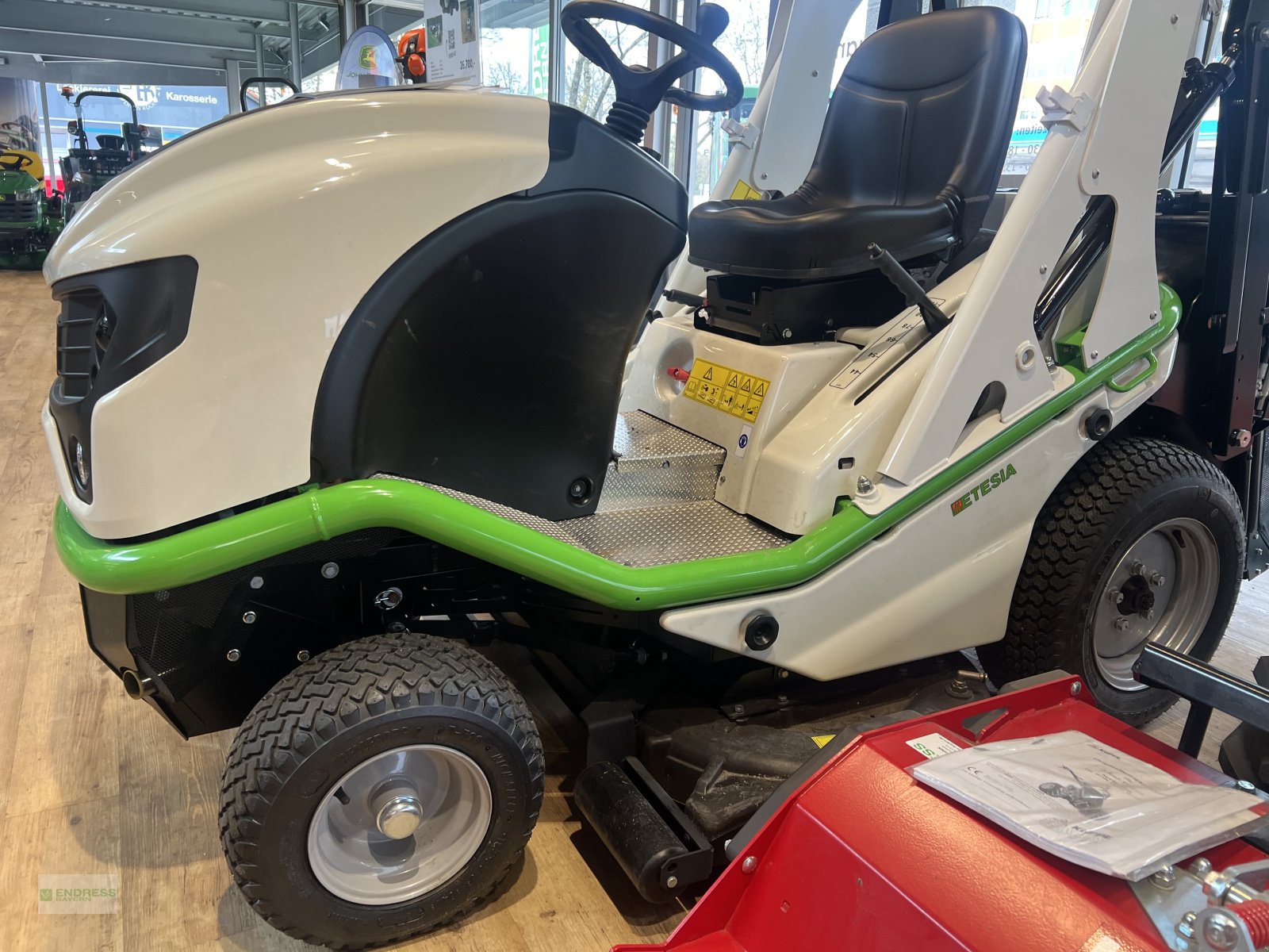 Aufsitzmäher des Typs Etesia HVHP, Neumaschine in München (Bild 3)