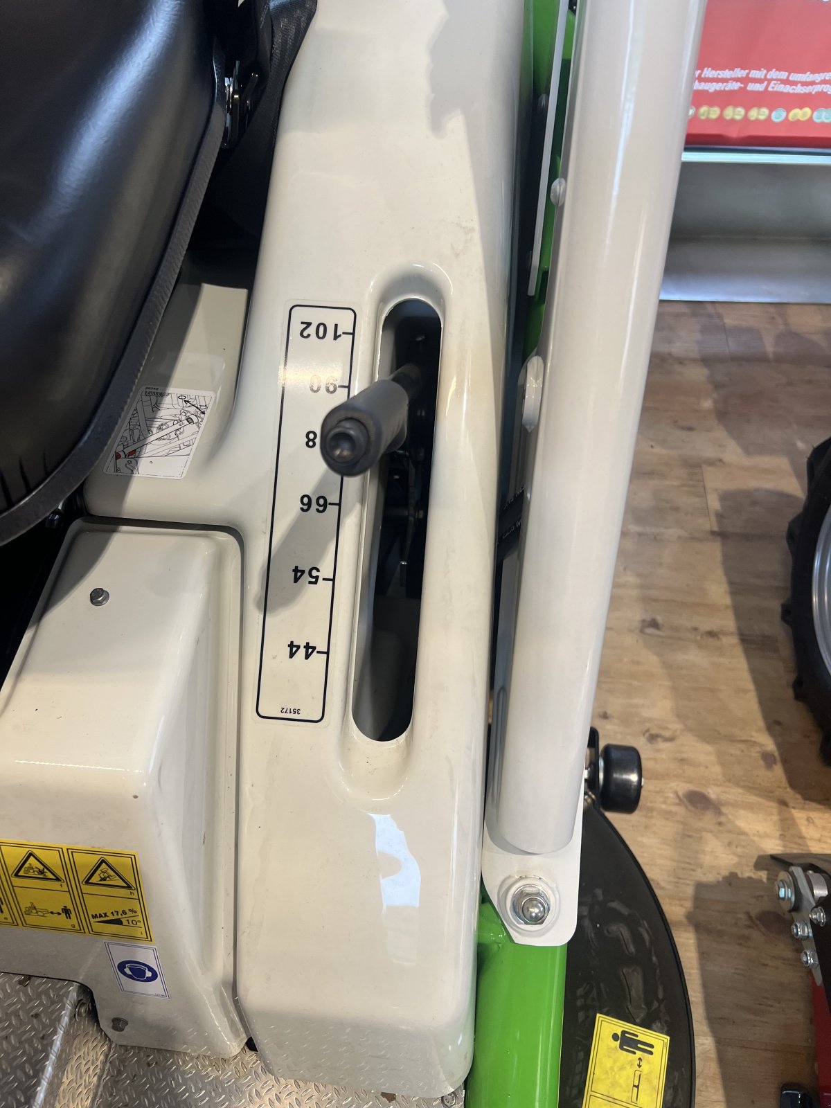 Aufsitzmäher des Typs Etesia HVHP, Neumaschine in München (Bild 7)