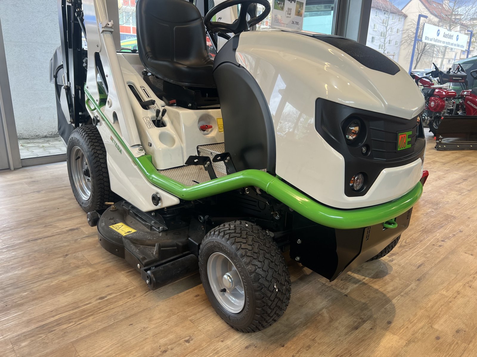 Aufsitzmäher des Typs Etesia HVHP, Neumaschine in München (Bild 1)