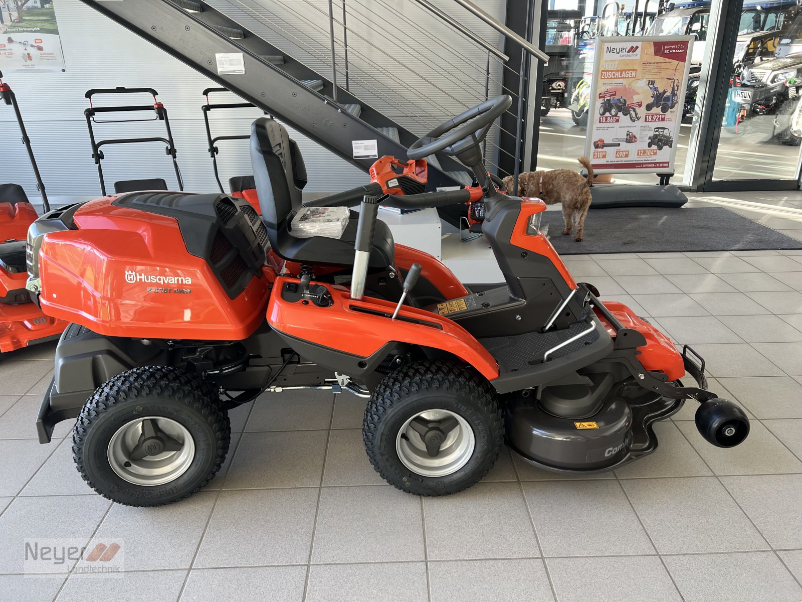 Aufsitzmäher des Typs Husqvarna R 216T AWD, Neumaschine in Bad Waldsee Mennisweiler (Bild 1)