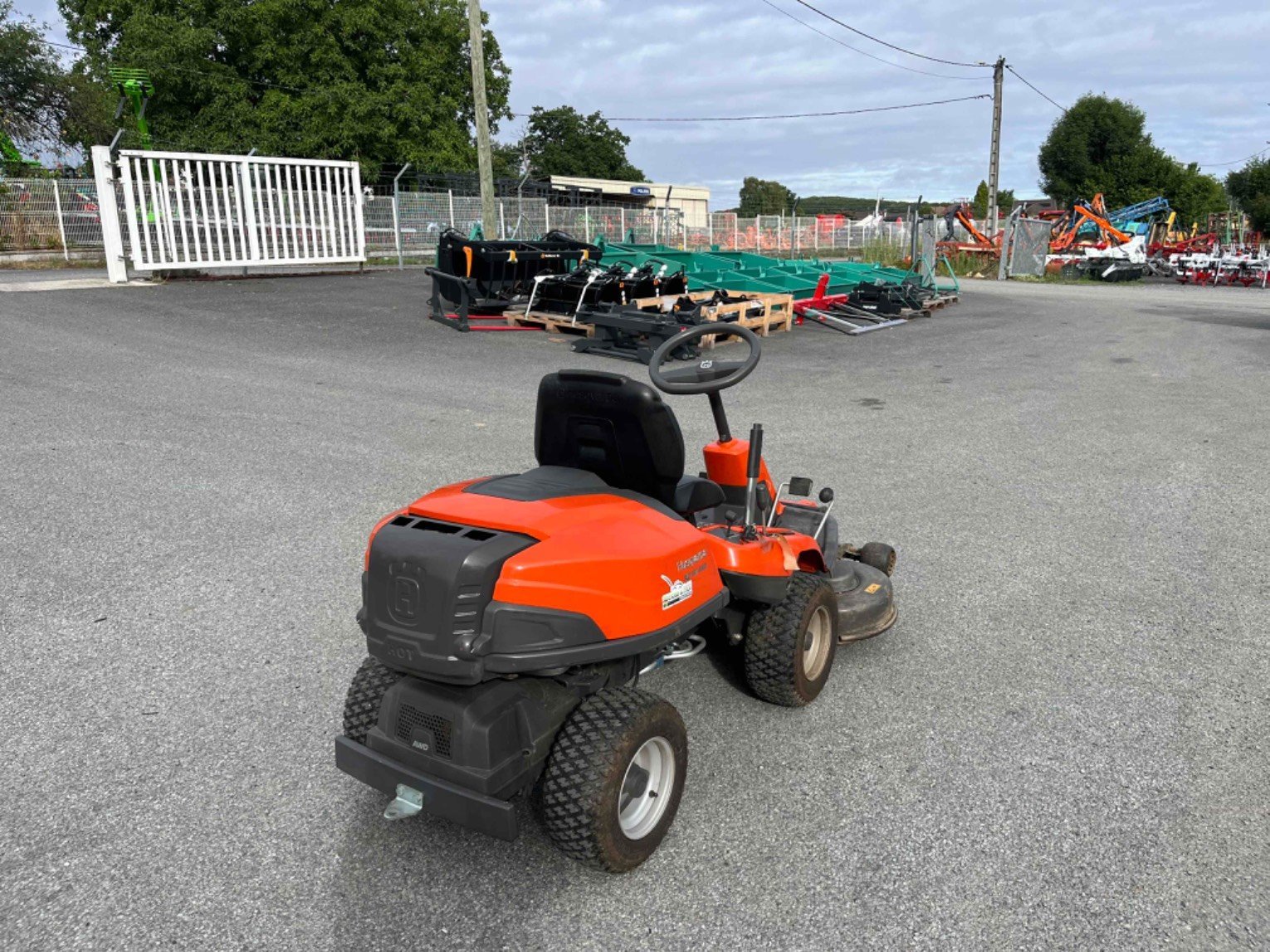 Aufsitzmäher typu Husqvarna Tondeuse autoportée R216 4x4  Husqvarna, Gebrauchtmaschine v LA SOUTERRAINE (Obrázek 4)