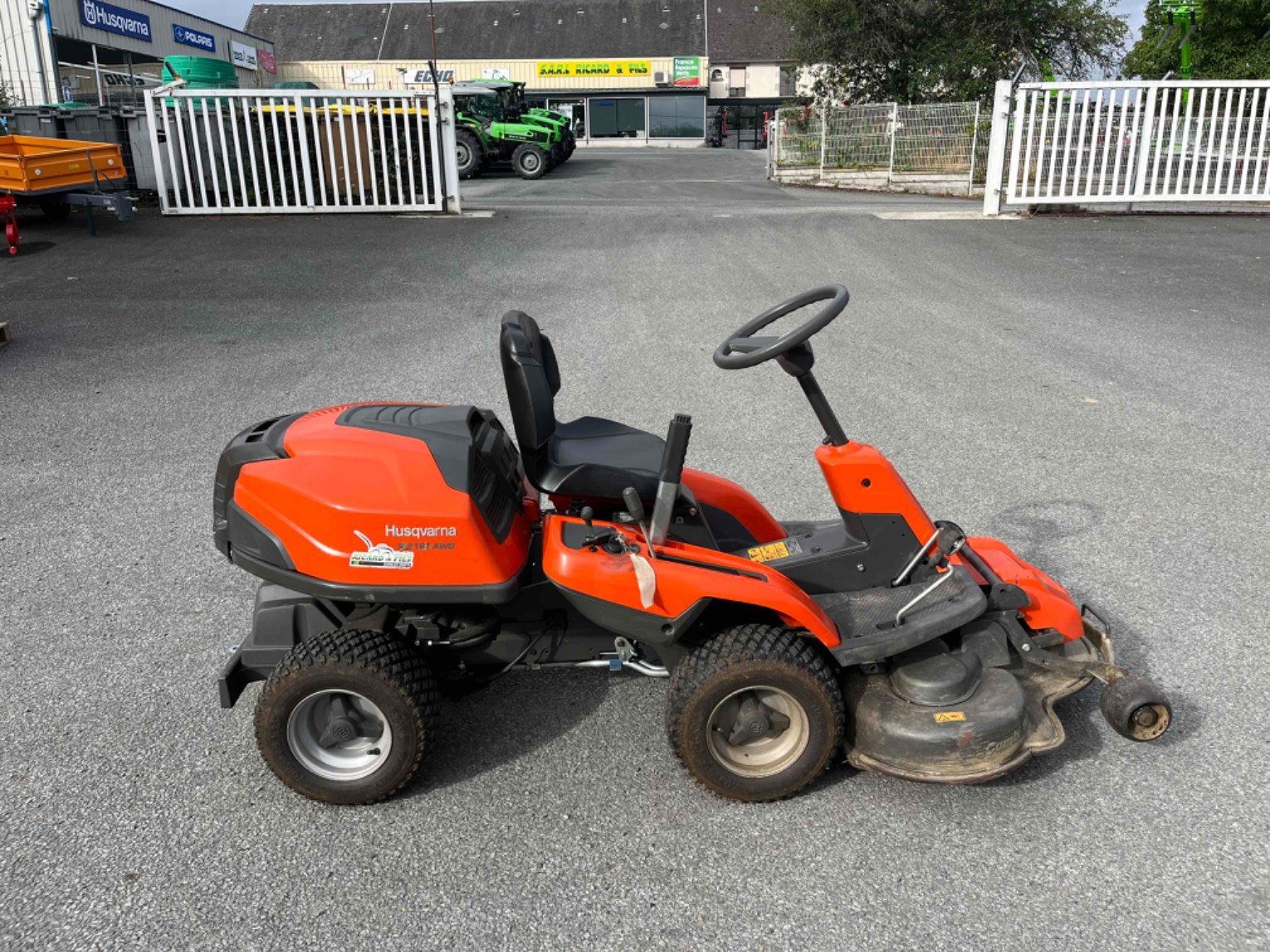 Aufsitzmäher typu Husqvarna Tondeuse autoportée R216 4x4  Husqvarna, Gebrauchtmaschine v LA SOUTERRAINE (Obrázek 6)