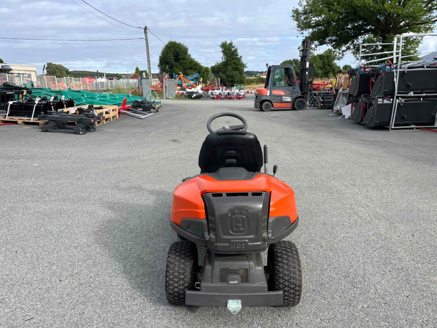 Aufsitzmäher typu Husqvarna Tondeuse autoportée R216 4x4  Husqvarna, Gebrauchtmaschine v LA SOUTERRAINE (Obrázok 3)