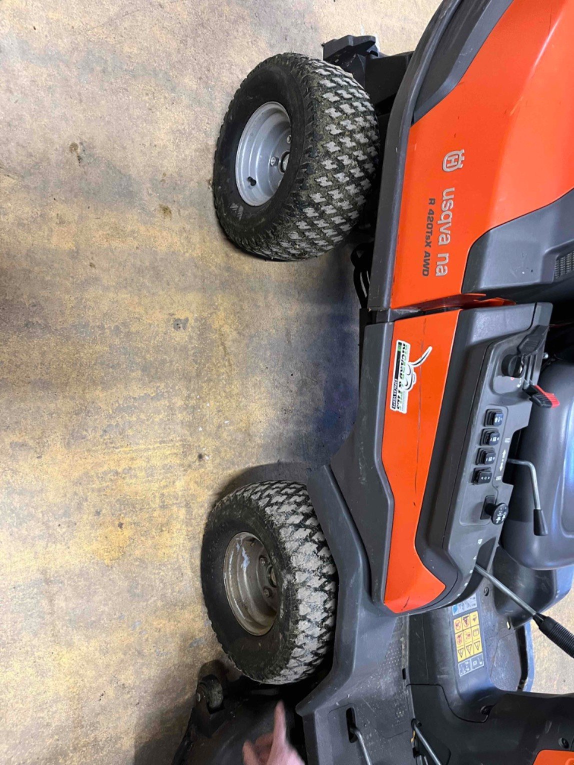 Aufsitzmäher typu Husqvarna Tondeuse autoportée R420TSAWD Husqvarna, Gebrauchtmaschine v LA SOUTERRAINE (Obrázek 9)