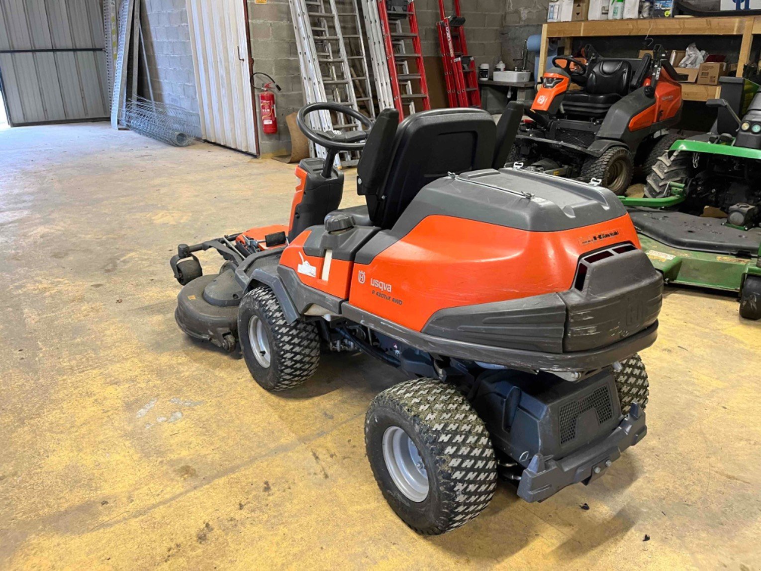 Aufsitzmäher от тип Husqvarna Tondeuse autoportée R420TSAWD Husqvarna, Gebrauchtmaschine в LA SOUTERRAINE (Снимка 4)