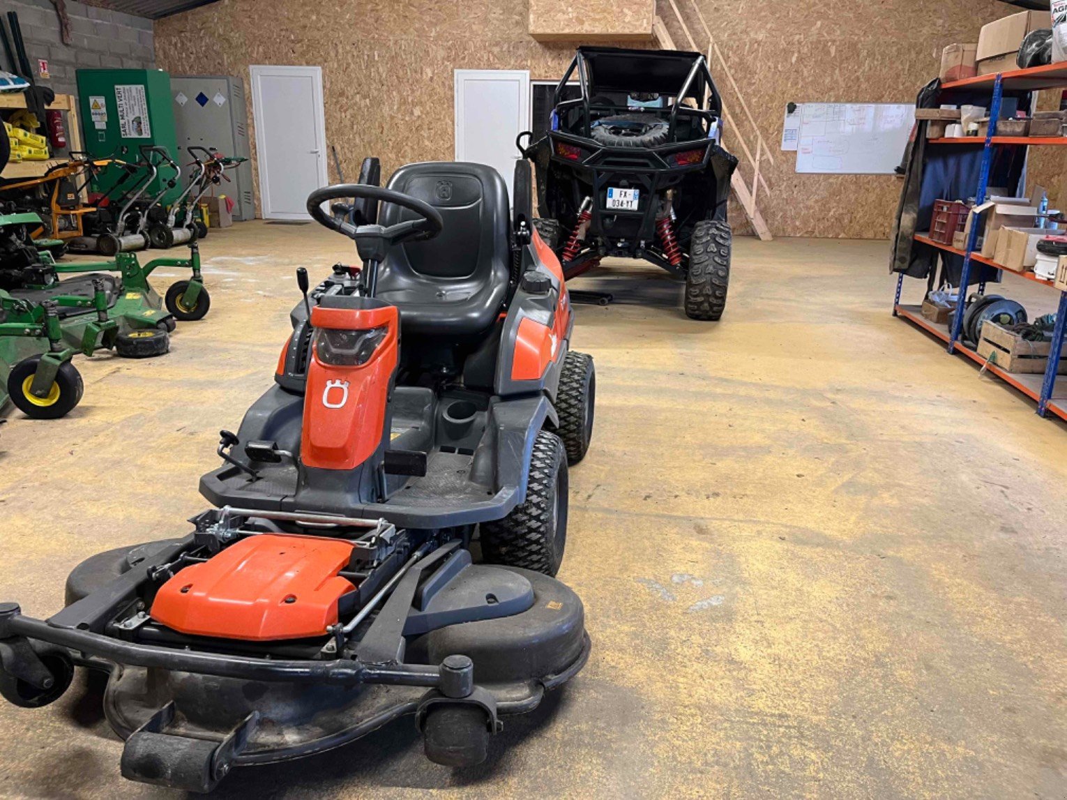 Aufsitzmäher typu Husqvarna Tondeuse autoportée R420TSAWD Husqvarna, Gebrauchtmaschine v LA SOUTERRAINE (Obrázek 3)