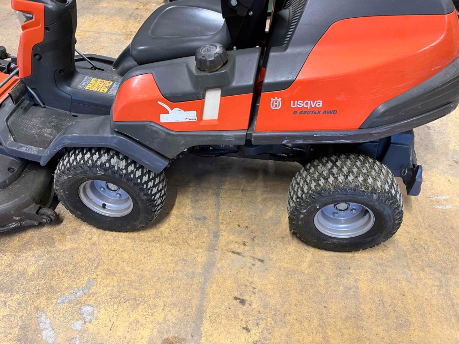 Aufsitzmäher typu Husqvarna Tondeuse autoportée R420TSAWD Husqvarna, Gebrauchtmaschine v LA SOUTERRAINE (Obrázek 11)