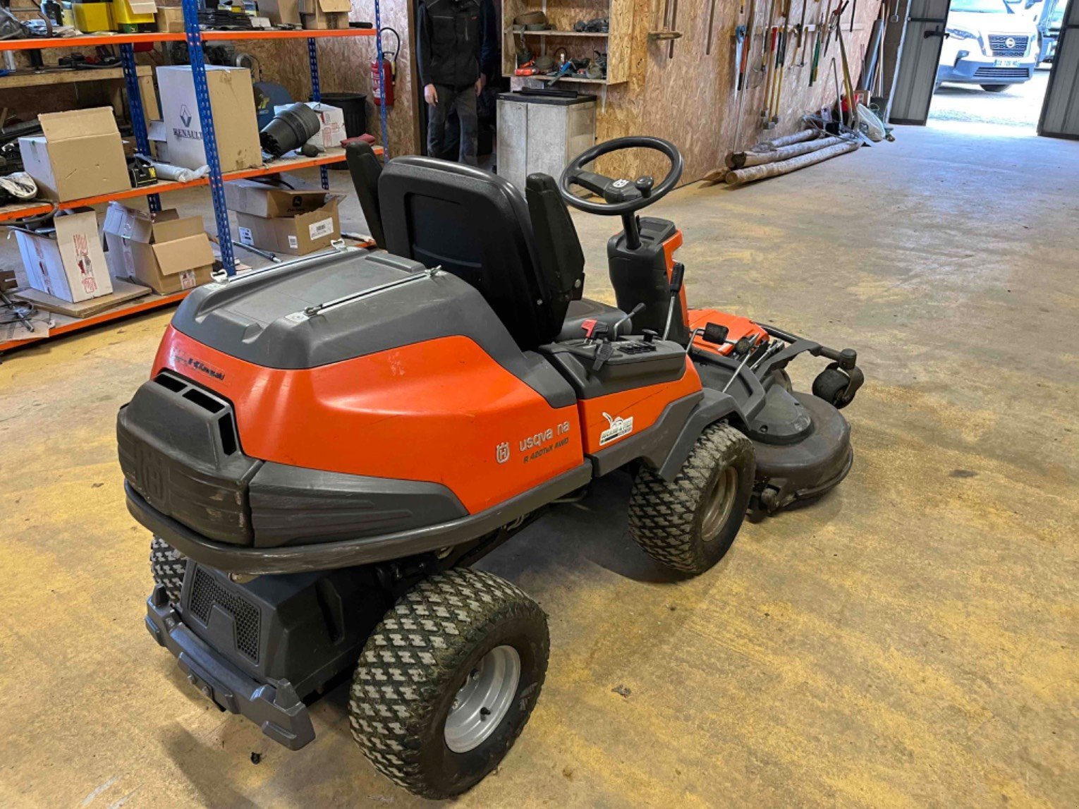 Aufsitzmäher des Typs Husqvarna Tondeuse autoportée R420TSAWD Husqvarna, Gebrauchtmaschine in LA SOUTERRAINE (Bild 4)