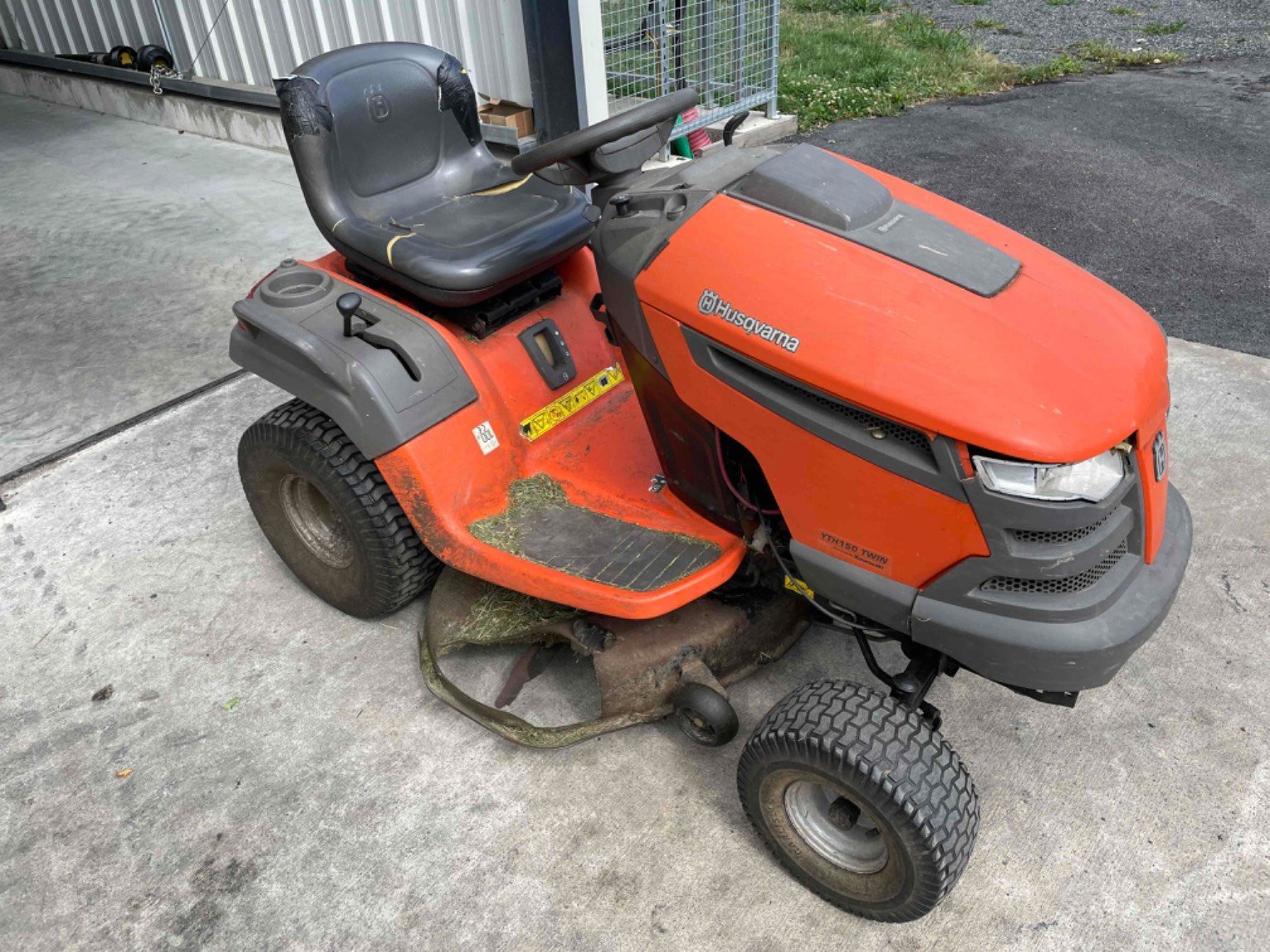 Aufsitzmäher typu Husqvarna Tondeuse autoportée YTH150 TWIN Husqvarna, Gebrauchtmaschine v LA SOUTERRAINE (Obrázek 7)