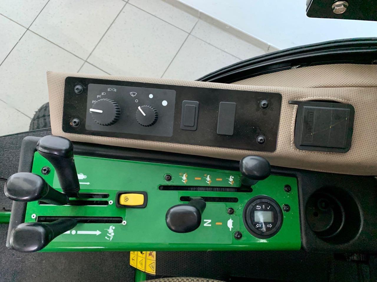 Aufsitzmäher des Typs John Deere 1585, Gebrauchtmaschine in Beckum (Bild 4)