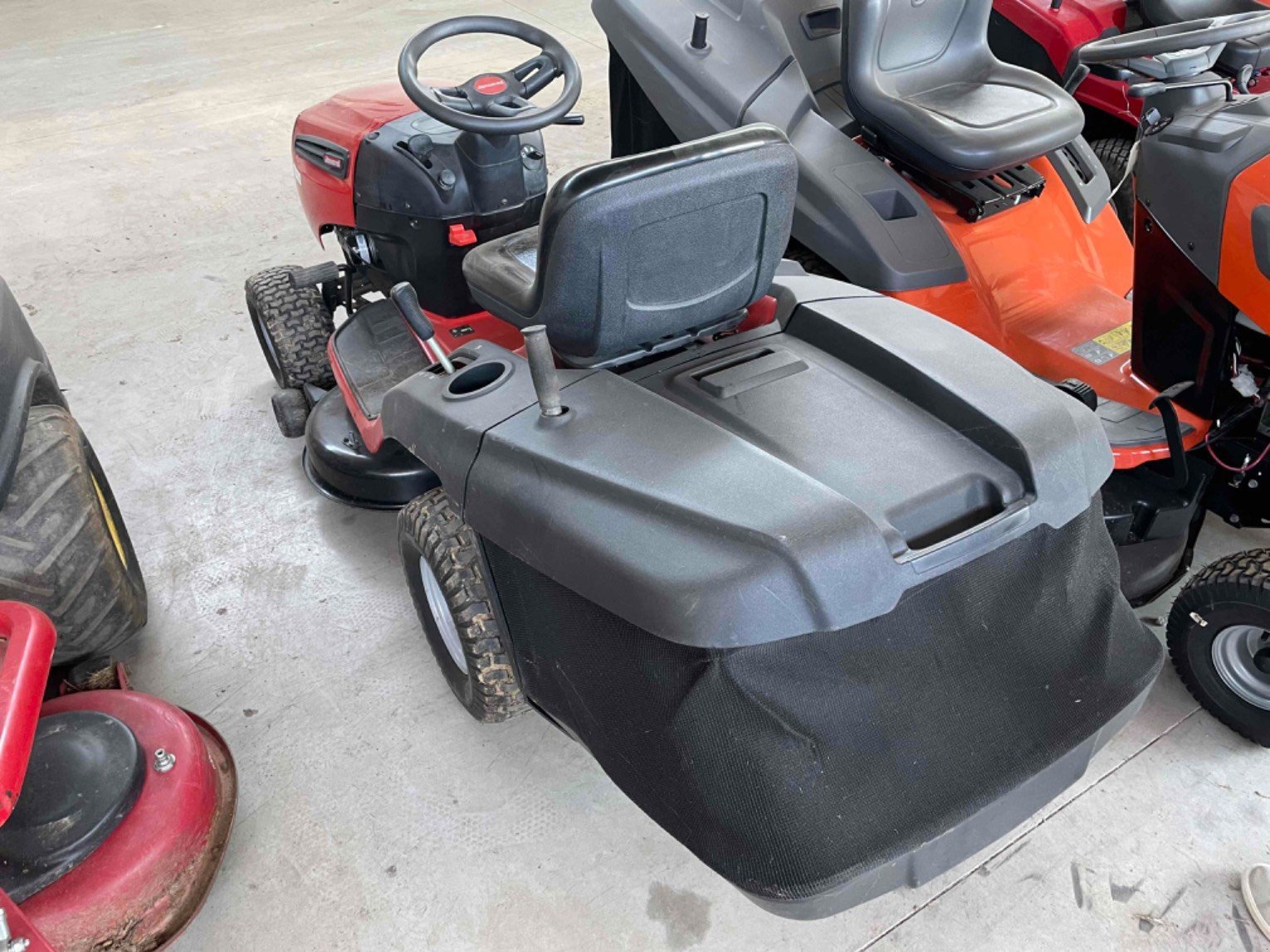 Aufsitzmäher van het type Jonsered Tondeuse autoportée LT2317CMA Jonsered, Gebrauchtmaschine in LA SOUTERRAINE (Foto 2)