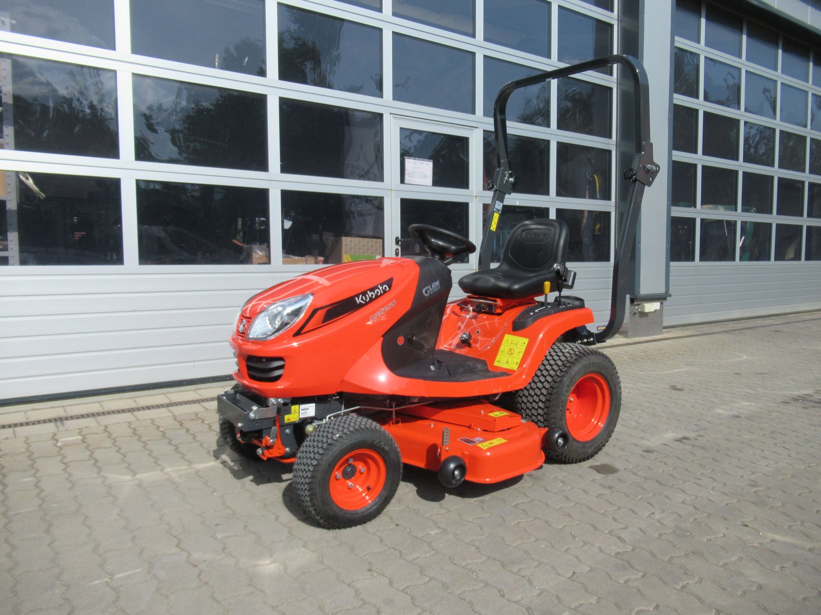 Aufsitzmäher des Typs Kubota GR 2120 S, Neumaschine in Waischenfeld (Bild 1)