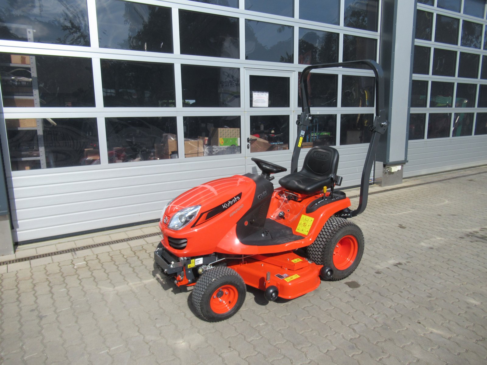 Aufsitzmäher des Typs Kubota GR 2120 S, Neumaschine in Waischenfeld (Bild 2)