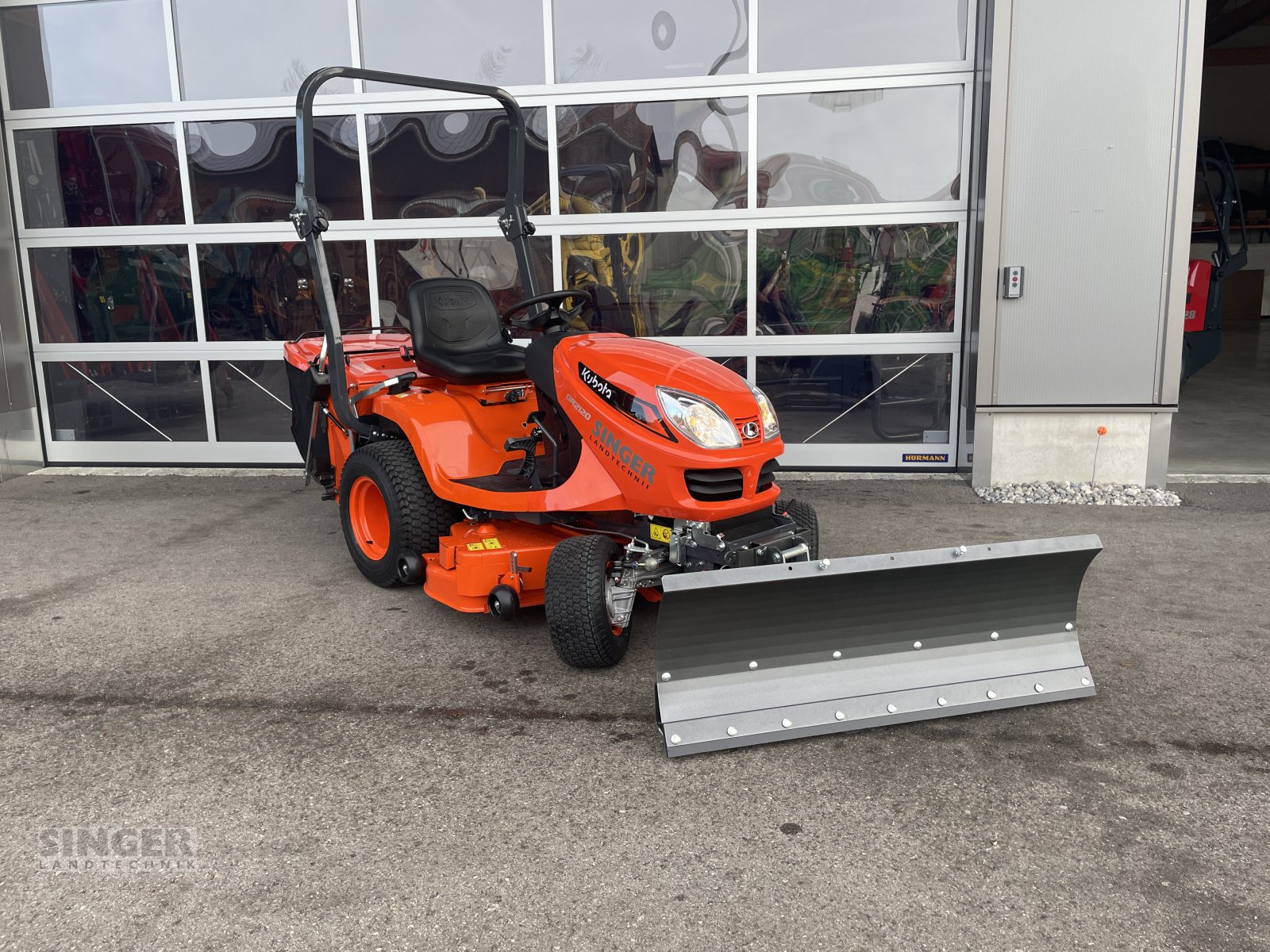 Aufsitzmäher des Typs Kubota Kubota GR2120 mit Schneeschild hydraulisch, Winterdienst, Neumaschine in Biessenhofen (Bild 2)