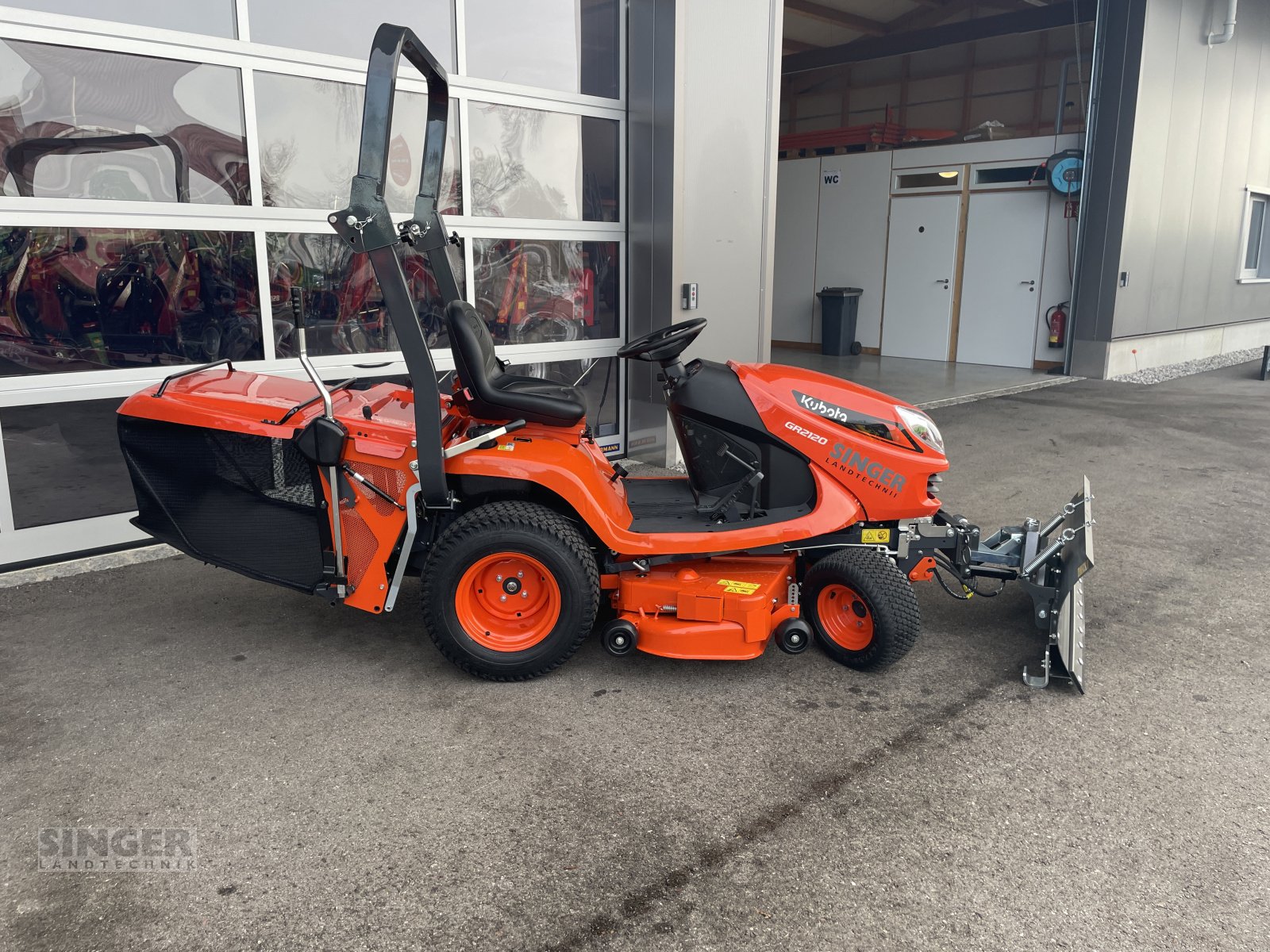 Aufsitzmäher des Typs Kubota Kubota GR2120 mit Schneeschild hydraulisch, Winterdienst, Neumaschine in Biessenhofen (Bild 3)