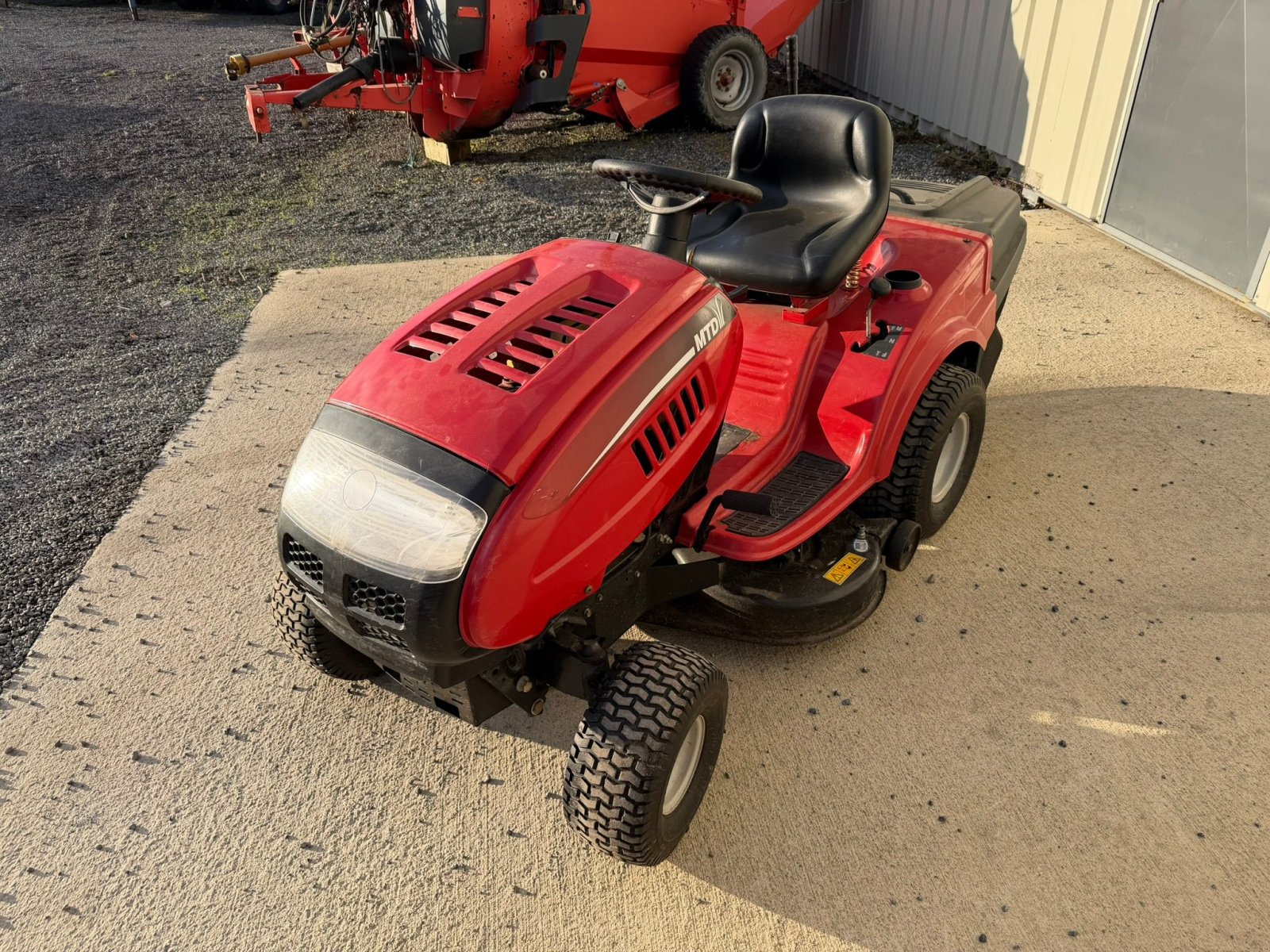 Aufsitzmäher typu MTD-Motorgeräte Tondeuse autoportée LE135 MTD, Gebrauchtmaschine v LA SOUTERRAINE (Obrázek 1)