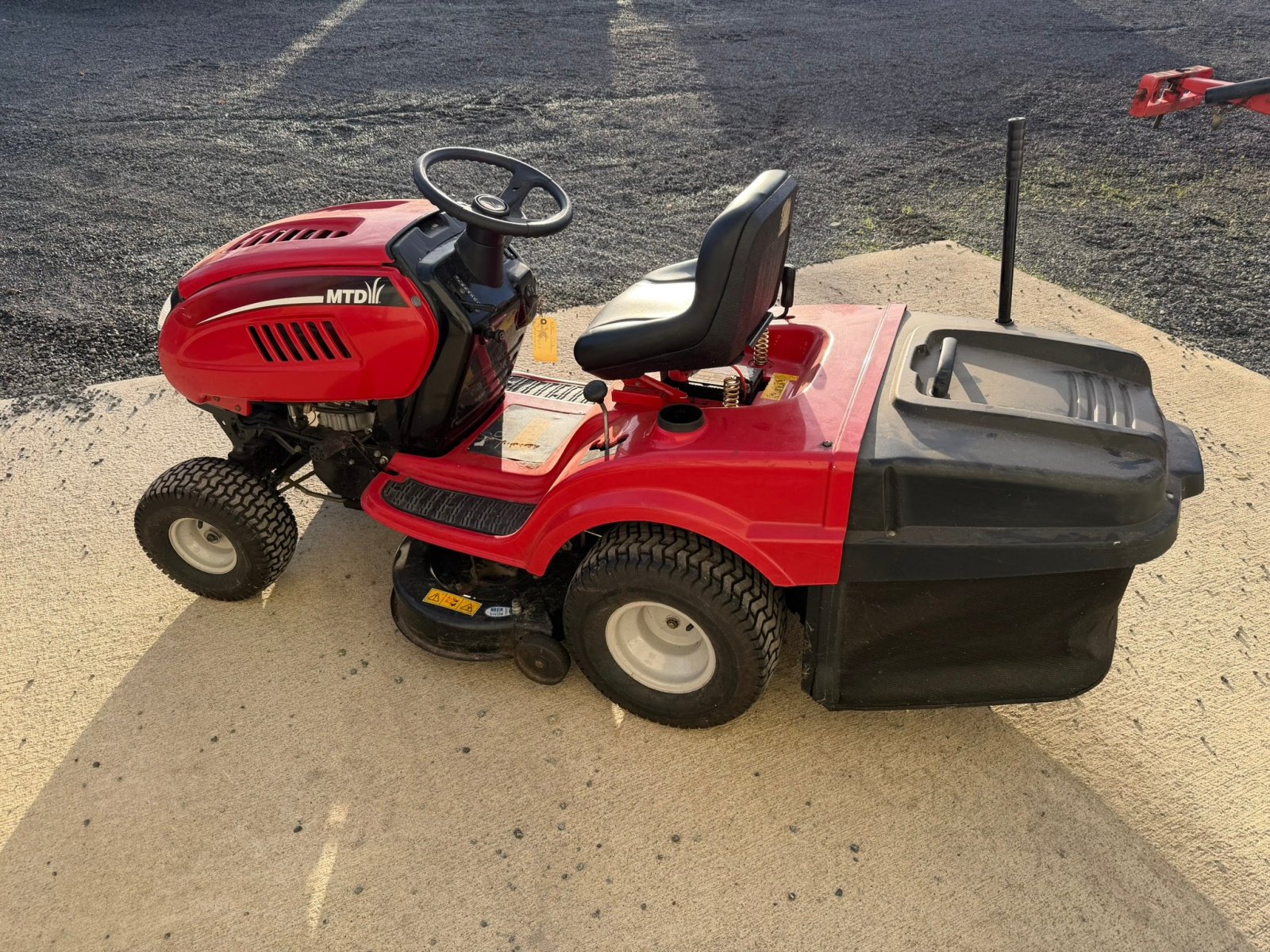 Aufsitzmäher typu MTD-Motorgeräte Tondeuse autoportée LE135 MTD, Gebrauchtmaschine v LA SOUTERRAINE (Obrázek 2)