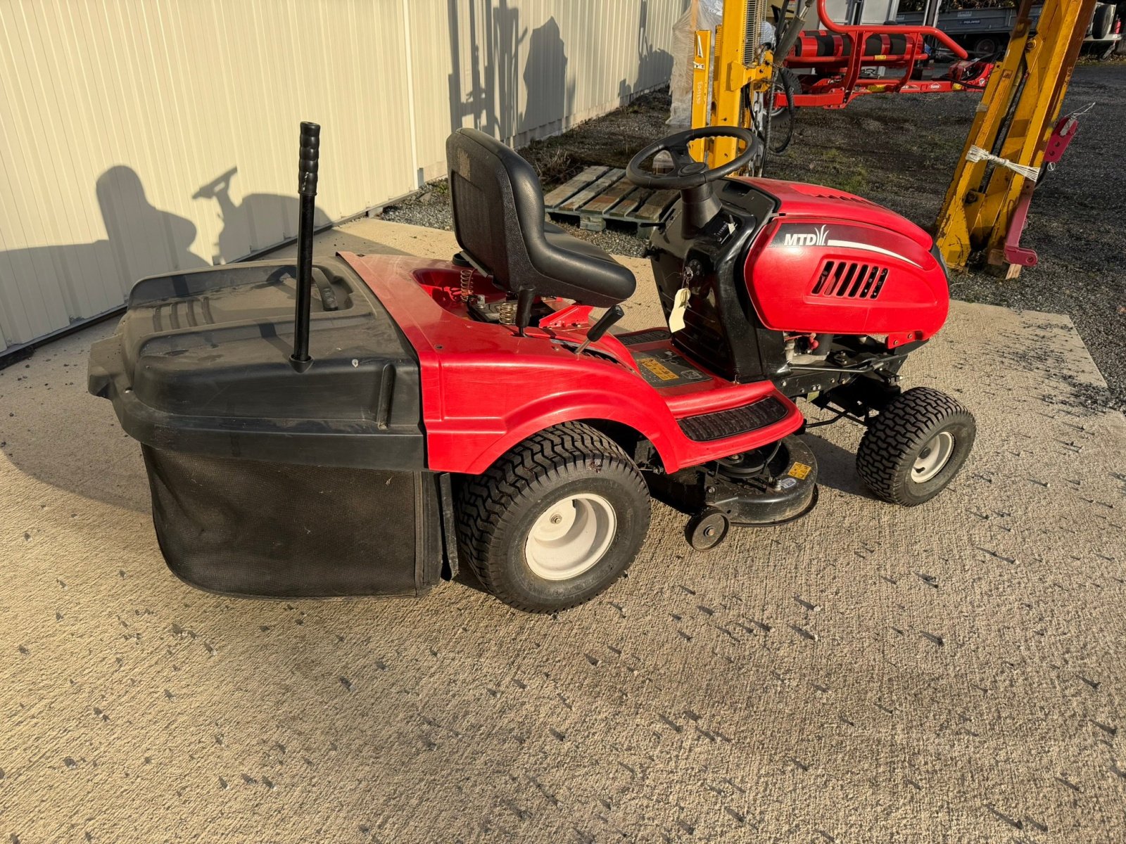 Aufsitzmäher типа MTD-Motorgeräte Tondeuse autoportée LE135 MTD, Gebrauchtmaschine в LA SOUTERRAINE (Фотография 2)