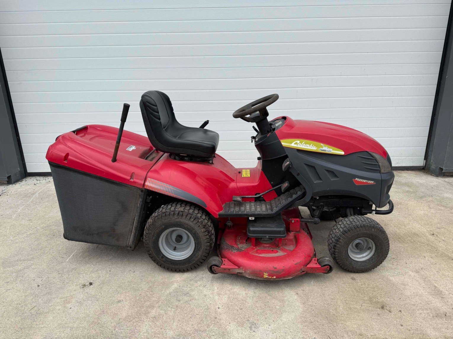 Aufsitzmäher typu Sonstige Tondeuse autoportée PA220BT122H Colombia, Gebrauchtmaschine v LA SOUTERRAINE (Obrázek 4)