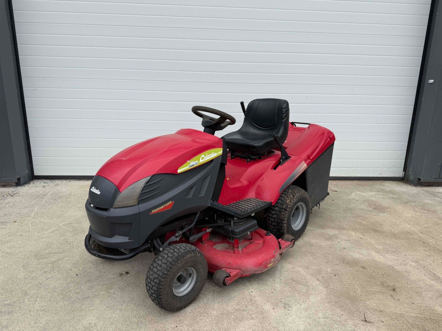 Aufsitzmäher des Typs Sonstige Tondeuse autoportée PA220BT122H Colombia, Gebrauchtmaschine in LA SOUTERRAINE (Bild 1)