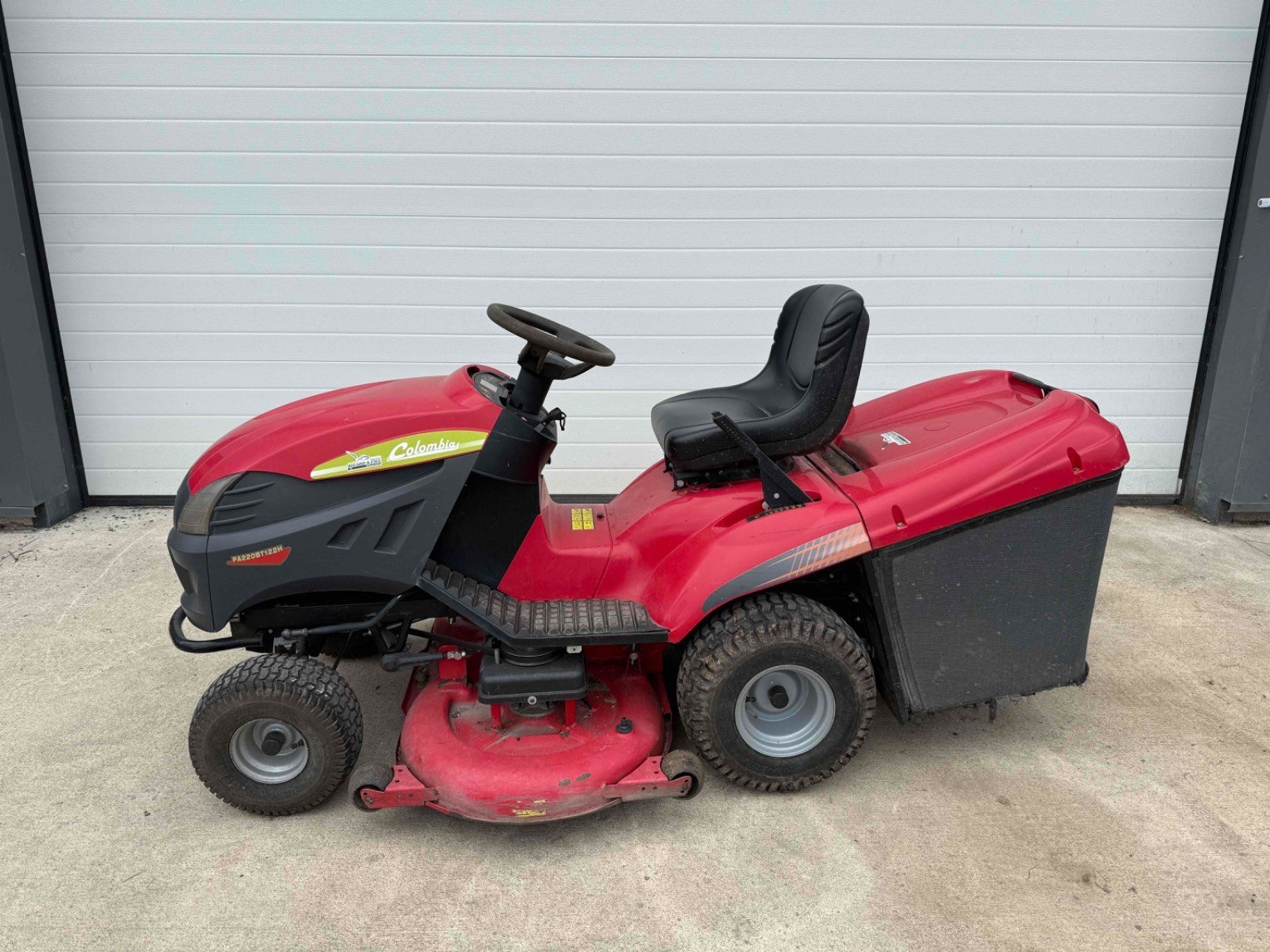 Aufsitzmäher типа Sonstige Tondeuse autoportée PA220BT122H Colombia, Gebrauchtmaschine в LA SOUTERRAINE (Фотография 5)
