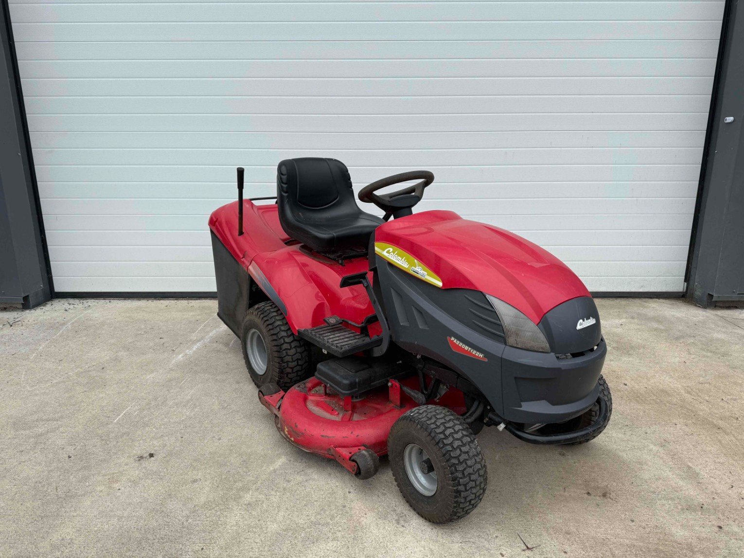 Aufsitzmäher typu Sonstige Tondeuse autoportée PA220BT122H Colombia, Gebrauchtmaschine v LA SOUTERRAINE (Obrázek 2)