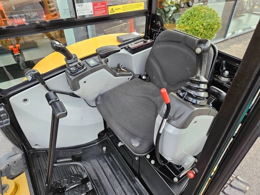 Bagger of the type CAT 302.7 D CR, Gebrauchtmaschine in Fårevejle (Picture 7)