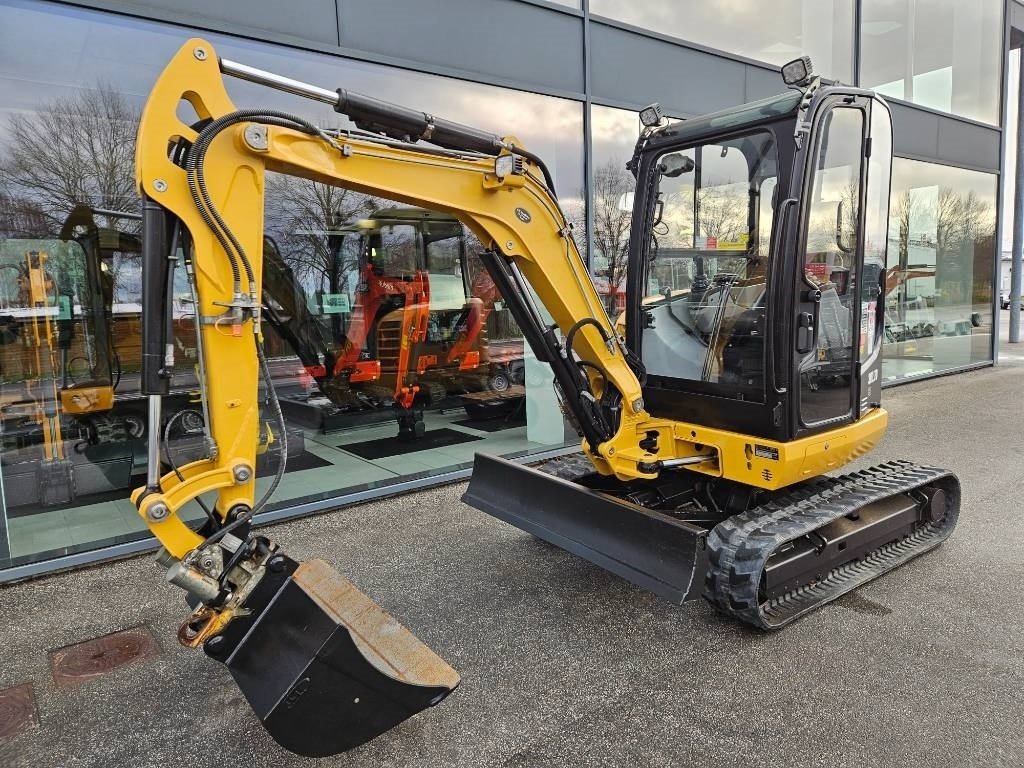 Bagger of the type CAT 302.7 D CR, Gebrauchtmaschine in Fårevejle (Picture 4)